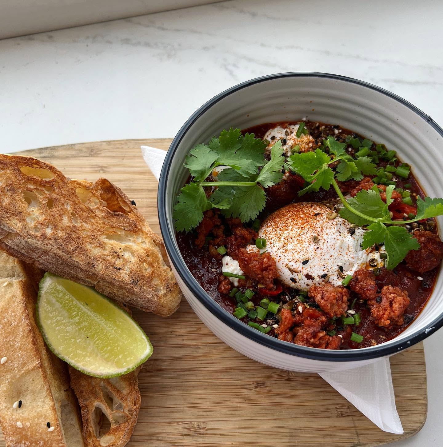Smashed chili stew with bread